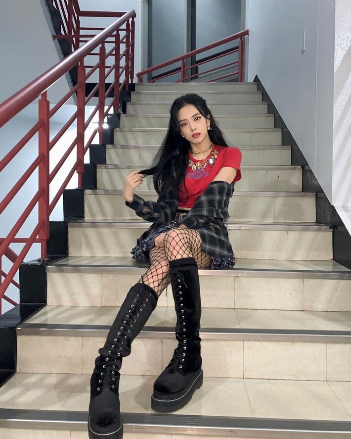 Hội idol Hàn có 1 góc cầu thang sống ảo huyền thoại, bao tấm OOTD đỉnh cao đều từ đây mà ra - Ảnh 3. Hội idol Hàn có 1 góc cầu thang sống ảo huyền thoại, bao tấm OOTD đỉnh cao đều từ đây mà ra - Ảnh 3.