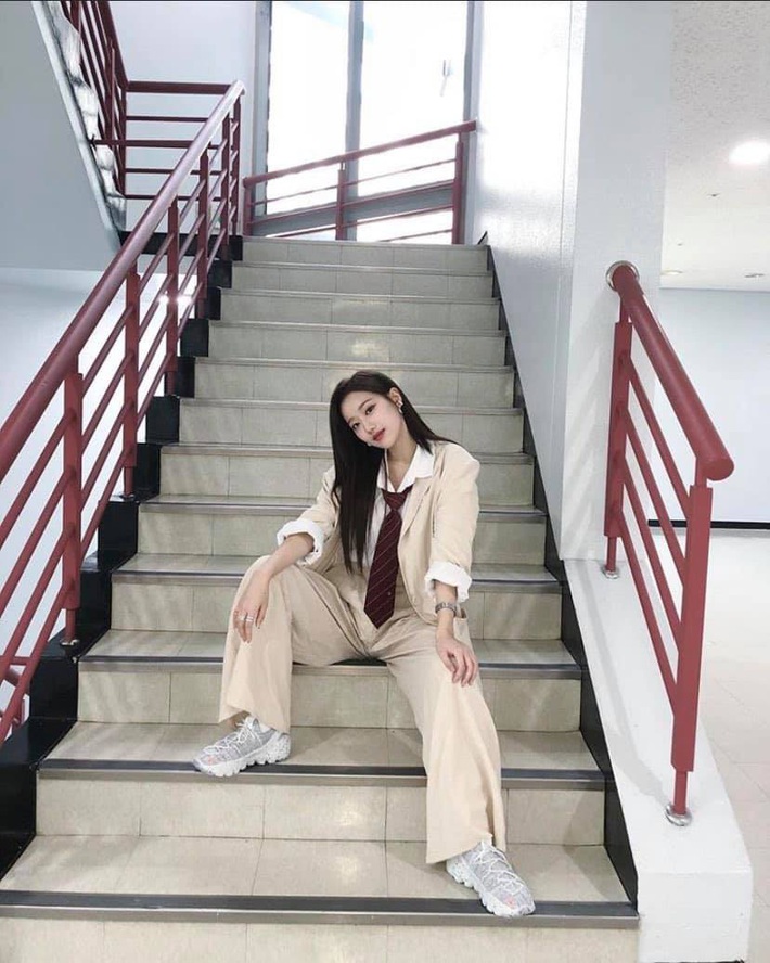 Hội idol Hàn có 1 góc cầu thang sống ảo huyền thoại, bao tấm OOTD đỉnh cao đều từ đây mà ra - Ảnh 8. Hội idol Hàn có 1 góc cầu thang sống ảo huyền thoại, bao tấm OOTD đỉnh cao đều từ đây mà ra - Ảnh 8.