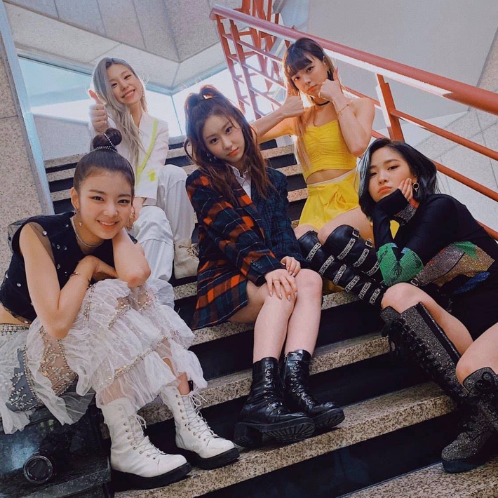 Hội idol Hàn có 1 góc cầu thang sống ảo huyền thoại, bao tấm OOTD đỉnh cao đều từ đây mà ra - Ảnh 10. Hội idol Hàn có 1 góc cầu thang sống ảo huyền thoại, bao tấm OOTD đỉnh cao đều từ đây mà ra - Ảnh 10.