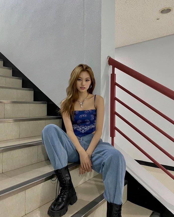 Hội idol Hàn có 1 góc cầu thang sống ảo huyền thoại, bao tấm OOTD đỉnh cao đều từ đây mà ra - Ảnh 7. Hội idol Hàn có 1 góc cầu thang sống ảo huyền thoại, bao tấm OOTD đỉnh cao đều từ đây mà ra - Ảnh 7.
