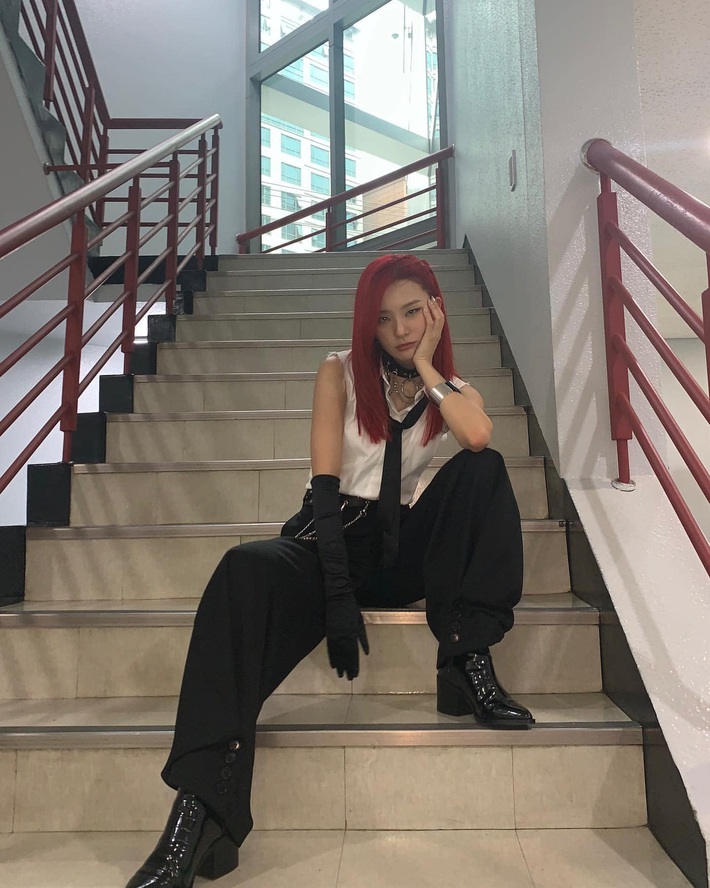 Hội idol Hàn có 1 góc cầu thang sống ảo huyền thoại, bao tấm OOTD đỉnh cao đều từ đây mà ra - Ảnh 6. Hội idol Hàn có 1 góc cầu thang sống ảo huyền thoại, bao tấm OOTD đỉnh cao đều từ đây mà ra - Ảnh 6.