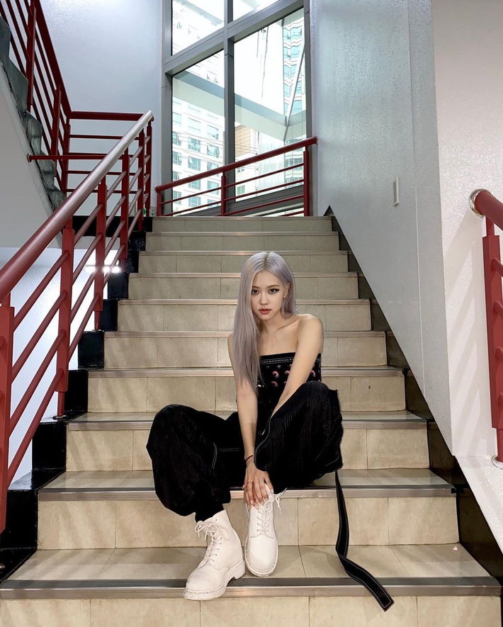 Hội idol Hàn có 1 góc cầu thang sống ảo huyền thoại, bao tấm OOTD đỉnh cao đều từ đây mà ra - Ảnh 4. Hội idol Hàn có 1 góc cầu thang sống ảo huyền thoại, bao tấm OOTD đỉnh cao đều từ đây mà ra - Ảnh 4.