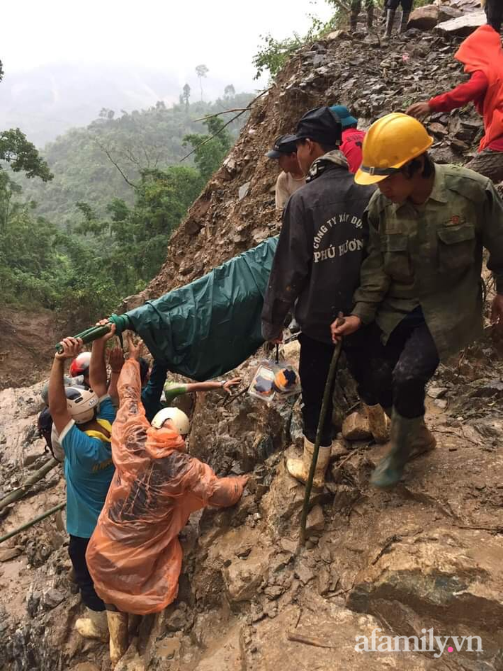 Quảng Nam: Vượt 20 km đường núi khiêng sản phụ bị động thai đi cấp cứu nhưng chỉ cứu được mẹ, thai nhi 4 tháng tuổi không qua khỏi - Ảnh 2.