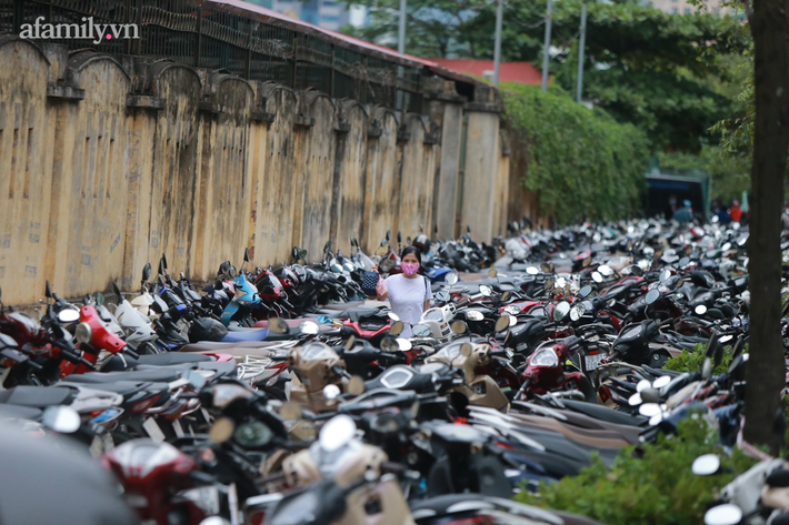 Hà Nội: Chủ đầu tư không xuất hiện, phụ nữ trẻ em mang loa công suất lớn yêu cầu đối thoại - Ảnh 3.