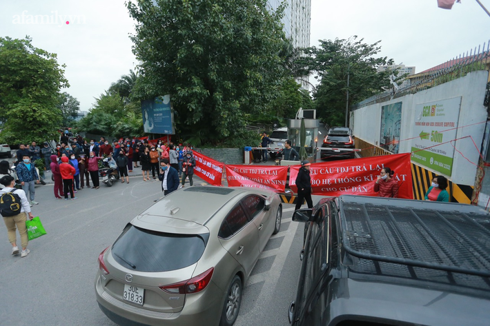 Hà Nội: Chủ đầu tư không xuất hiện, phụ nữ trẻ em mang loa công suất lớn yêu cầu đối thoại - Ảnh 13.