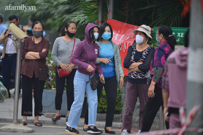 Hà Nội: Chủ đầu tư không xuất hiện, phụ nữ trẻ em mang loa công suất lớn yêu cầu đối thoại - Ảnh 4.