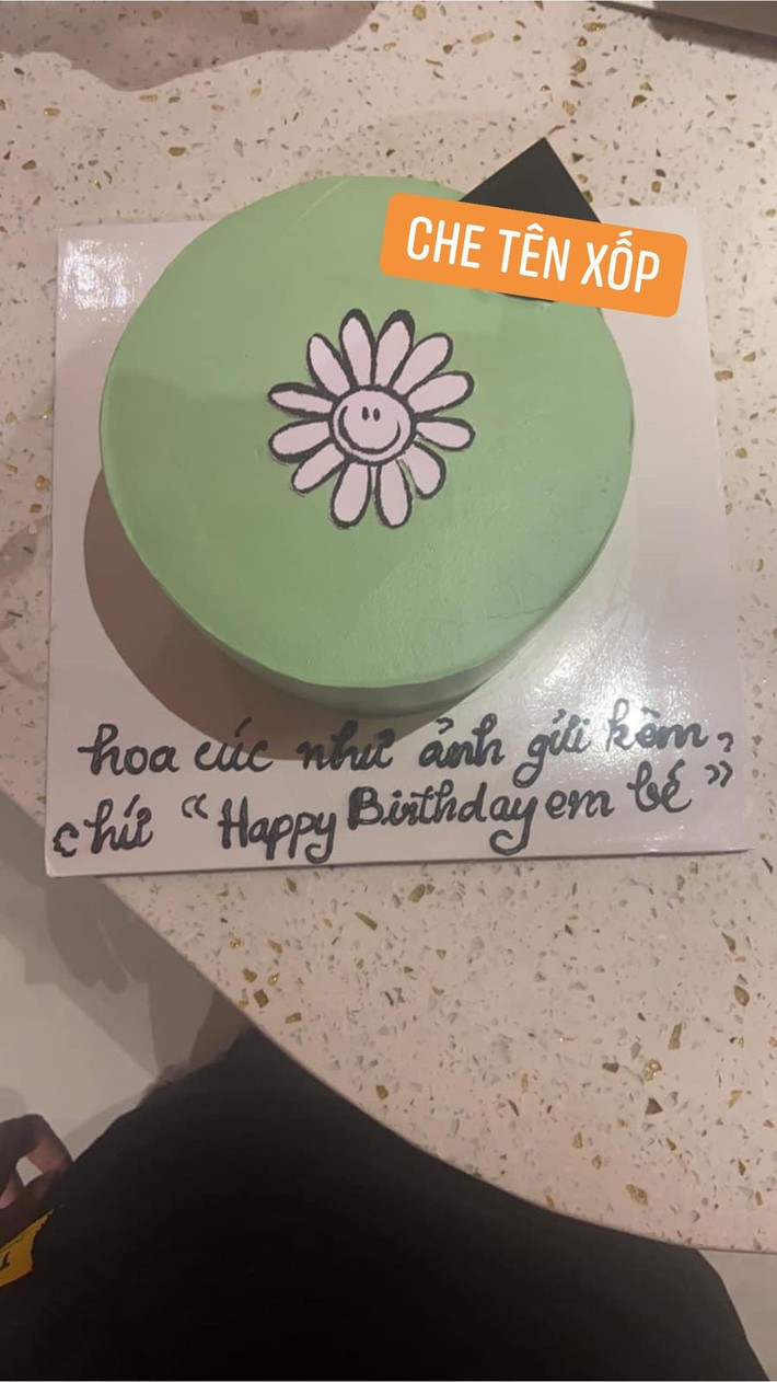 Đặt chiếc bánh sinh nhật với hình hoa cúc hottrend kèm lời nhắn ngọt ngào, cô gái nhận thành quả 