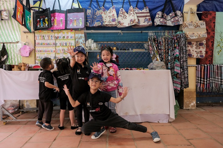 Vợ Lý Hải - Minh Hà đưa 4 con xinh xắn đến phim trường thăm chồng - Ảnh 6.