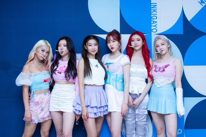 MOMOLAND bị chê tơi bời vì mặc váy áo sến sẩm khi biểu diễn, Nancy trở nên mờ nhạt vì ai cũng muốn giật spotlight - Ảnh 5.