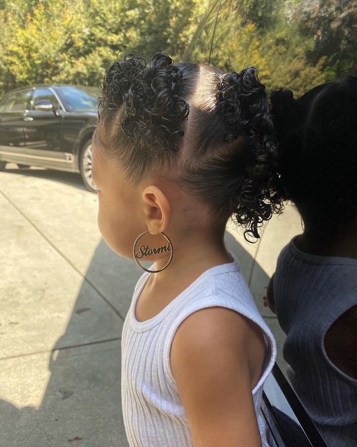 Chưa chắc bạn đã cool bằng bé Stormi nhà Kylie: Mới 2 tuổi đã diện khuyên tai to bản cực gắt, khoe thần thái đến người lớn cũng phải e dè - Ảnh 2.