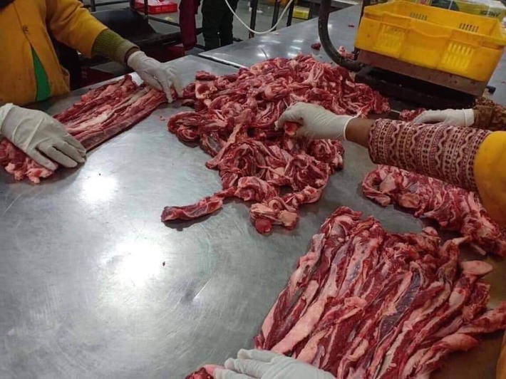 Nhập nhèm dẻ sườn bò tươi siêu rẻ, chỉ 130 ngàn đồng/kg bán đầy chợ mạng: Người tiêu dùng cẩn trọng mua phải bò nhập đông lạnh - Ảnh 5.