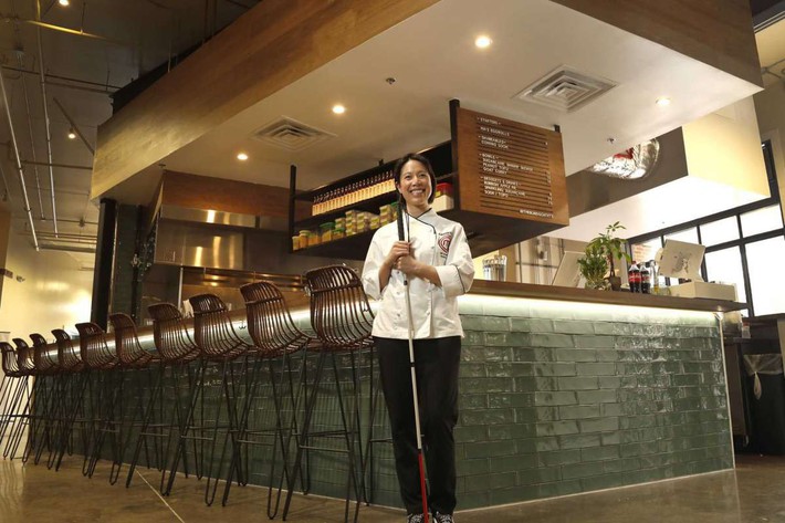 Một đầu bếp Việt nổi tiếng gây bão mạng khi thẳng thừng chê món ăn ở quán Vua đầu bếp Christine Hà không ngon, nhân viên 