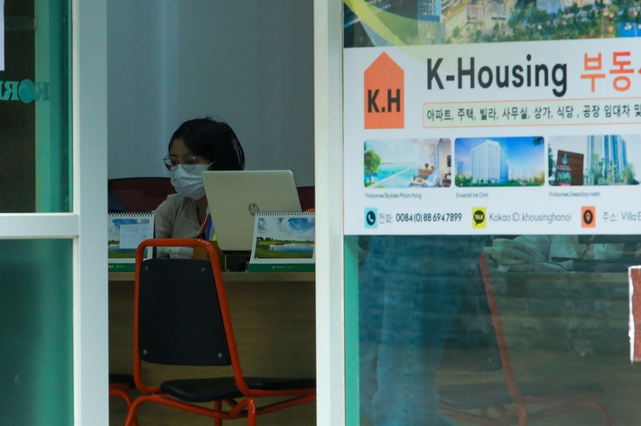 Người dân trên khu “Phố Hàn Quốc” ở Hà Nội với thói quen khẩu trang kín mít mọi lúc mọi nơi - Ảnh 1.
