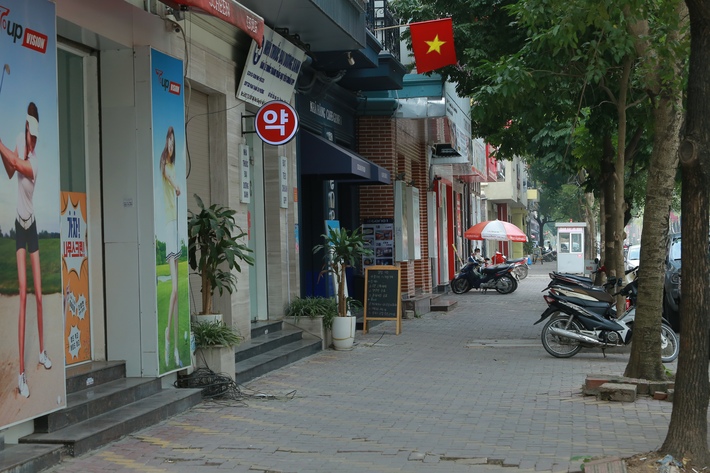 Người dân trên khu “Phố Hàn Quốc” ở Hà Nội với thói quen khẩu trang kín mít mọi lúc mọi nơi - Ảnh 8.