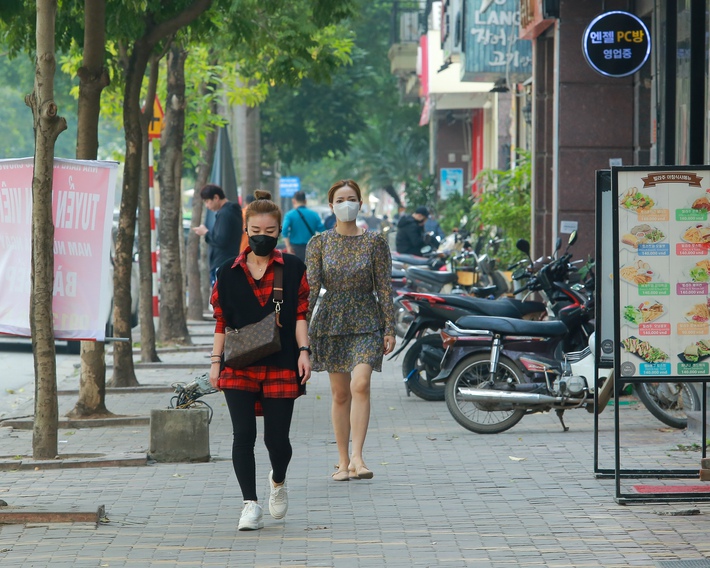 Người dân trên khu “Phố Hàn Quốc” ở Hà Nội với thói quen khẩu trang kín mít mọi lúc mọi nơi - Ảnh 6.