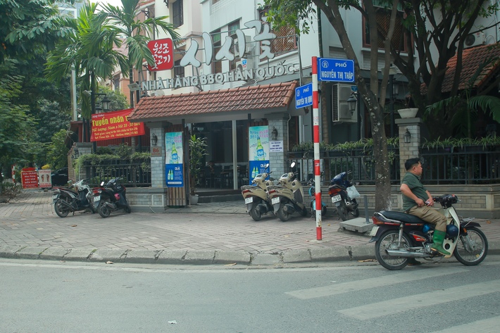Người dân trên khu “Phố Hàn Quốc” ở Hà Nội với thói quen khẩu trang kín mít mọi lúc mọi nơi - Ảnh 10.