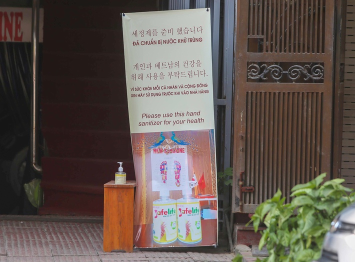 Người dân trên khu “Phố Hàn Quốc” ở Hà Nội với thói quen khẩu trang kín mít mọi lúc mọi nơi - Ảnh 11.