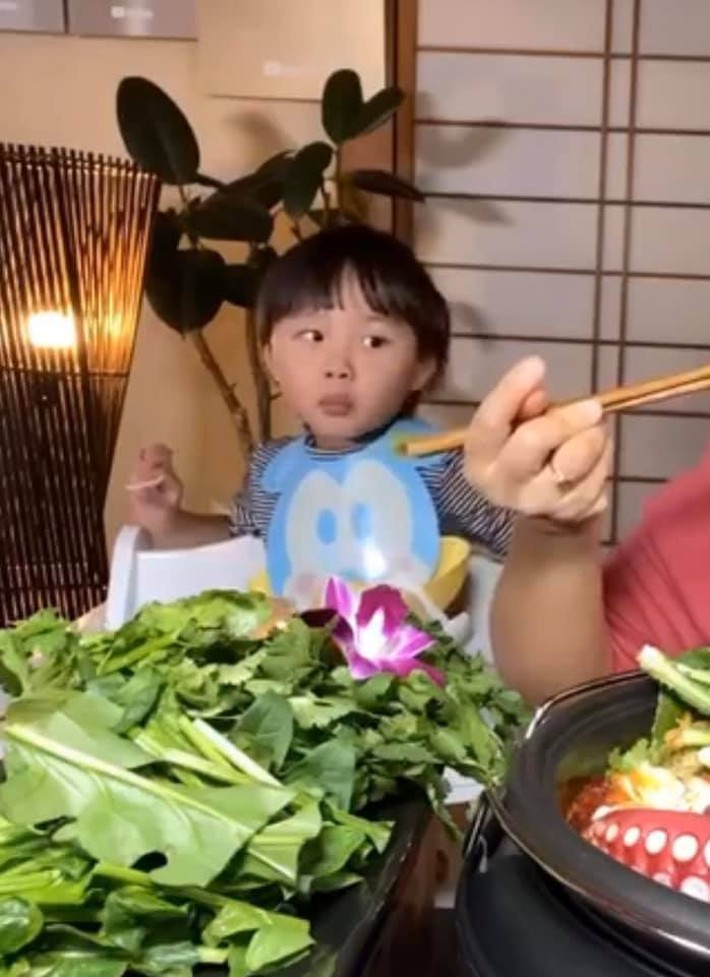 Bé Sa bất ngờ lên sóng trở lại cùng mẹ Quỳnh Trần trong vlog ăn lẩu thái, nhưng khả năng nói tiếng Việt của cậu bé mới gây bất ngờ - Ảnh 6.