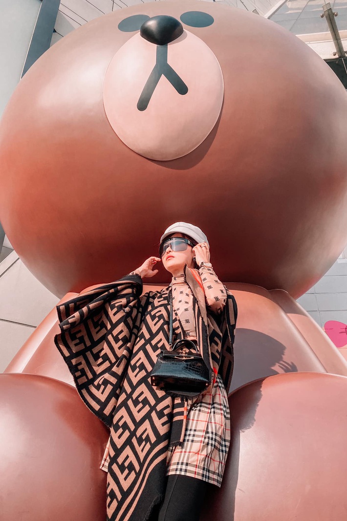 Cùng diện áo hiệu nhưng Chi Pu xem chừng ra dáng nữ tỷ phú hơn cả “bà hoàng Hermès” Jamie Chua - Ảnh 6. Cùng diện áo hiệu nhưng Chi Pu xem chừng ra dáng nữ tỷ phú hơn cả “bà hoàng Hermès” Jamie Chua - Ảnh 6.
