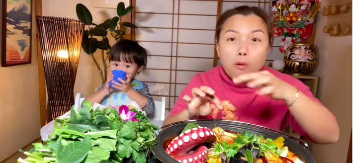 Bé Sa bất ngờ lên sóng trở lại cùng mẹ Quỳnh Trần trong vlog ăn lẩu thái, nhưng khả năng nói tiếng Việt của cậu bé mới gây bất ngờ - Ảnh 5.