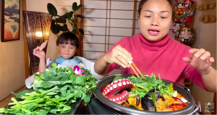 Bé Sa bất ngờ lên sóng trở lại cùng mẹ Quỳnh Trần trong vlog ăn lẩu thái, nhưng khả năng nói tiếng Việt của cậu bé mới gây bất ngờ - Ảnh 4.
