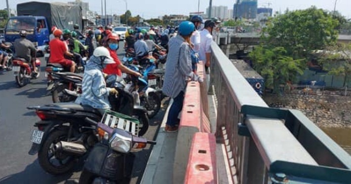 Hai vợ chồng cùng nhảy xuống kênh Tàu Hủ ở TP.HCM tự tử đã tìm thấy xác, bỏ lại con nhỏ bơ vơ - Ảnh 1.