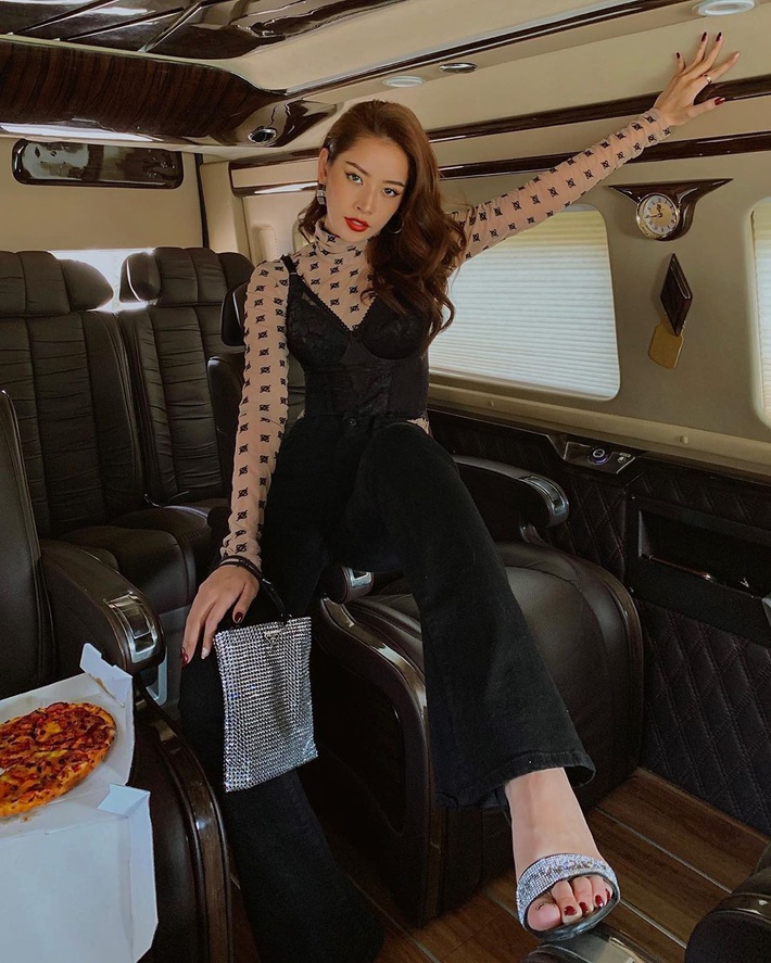 Cùng diện áo hiệu nhưng Chi Pu xem chừng ra dáng nữ tỷ phú hơn cả “bà hoàng Hermès” Jamie Chua - Ảnh 2. Cùng diện áo hiệu nhưng Chi Pu xem chừng ra dáng nữ tỷ phú hơn cả “bà hoàng Hermès” Jamie Chua - Ảnh 2.