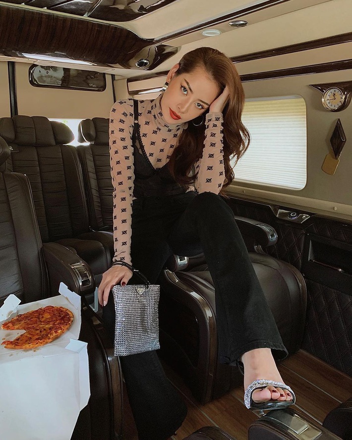 Cùng diện áo hiệu nhưng Chi Pu xem chừng ra dáng nữ tỷ phú hơn cả “bà hoàng Hermès” Jamie Chua - Ảnh 1. Cùng diện áo hiệu nhưng Chi Pu xem chừng ra dáng nữ tỷ phú hơn cả “bà hoàng Hermès” Jamie Chua - Ảnh 1.