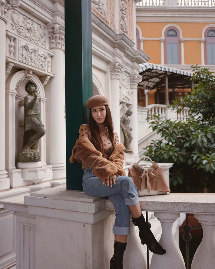 Cùng diện áo hiệu nhưng Chi Pu xem chừng ra dáng nữ tỷ phú hơn cả “bà hoàng Hermès” Jamie Chua - Ảnh 4. Cùng diện áo hiệu nhưng Chi Pu xem chừng ra dáng nữ tỷ phú hơn cả “bà hoàng Hermès” Jamie Chua - Ảnh 4.
