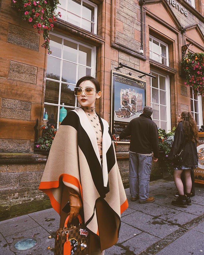 Cùng diện áo hiệu nhưng Chi Pu xem chừng ra dáng nữ tỷ phú hơn cả “bà hoàng Hermès” Jamie Chua - Ảnh 5. Cùng diện áo hiệu nhưng Chi Pu xem chừng ra dáng nữ tỷ phú hơn cả “bà hoàng Hermès” Jamie Chua - Ảnh 5.