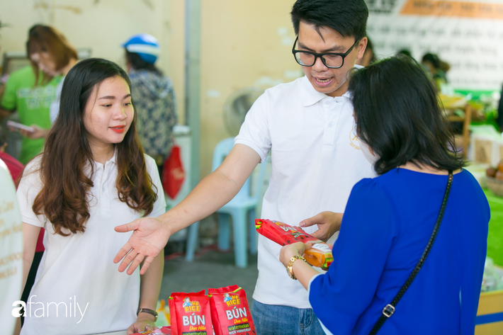 Người Sài Gòn kéo nhau đi thử bún dưa hấu, bánh tráng thanh long siêu độc, lạ, 