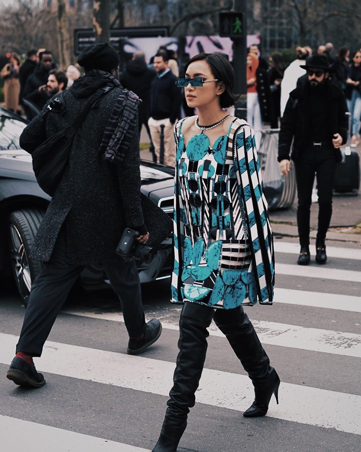 Dự show Balmain: Châu Bùi tiếp tục “biến hình” nhưng lần này gồng mình vác chiếc đầm tận 10kg - Ảnh 4. Dự show Balmain: Châu Bùi tiếp tục “biến hình” nhưng lần này gồng mình vác chiếc đầm tận 10kg - Ảnh 4.