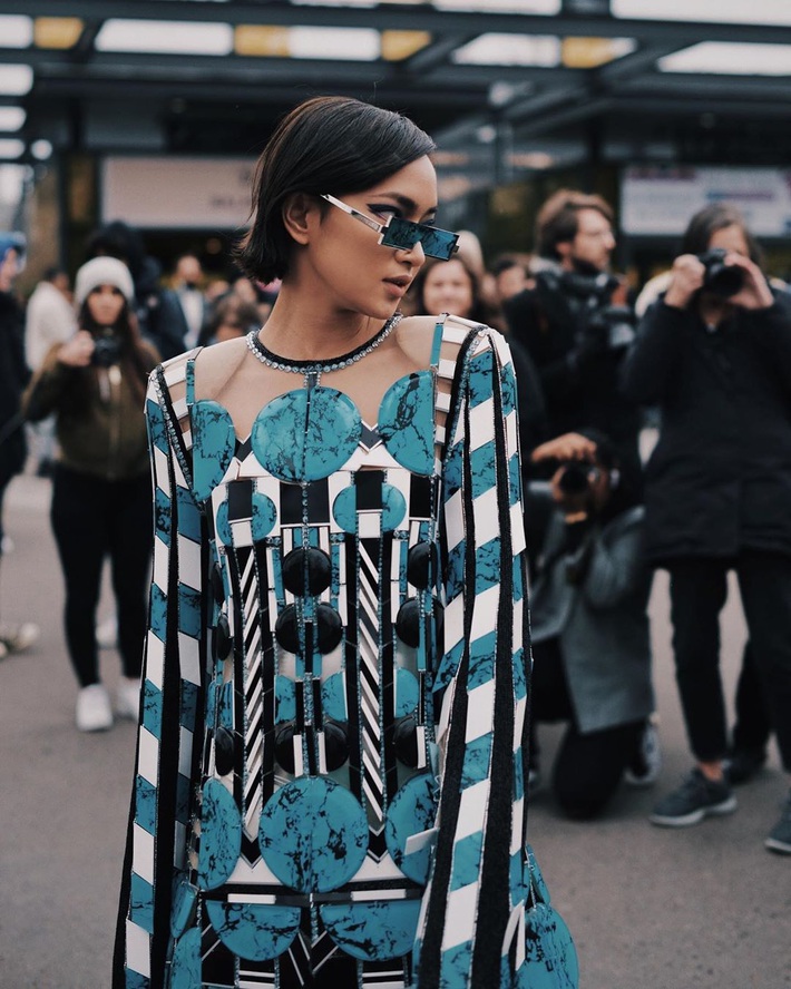 Dự show Balmain: Châu Bùi tiếp tục “biến hình” nhưng lần này gồng mình vác chiếc đầm tận 10kg - Ảnh 3. Dự show Balmain: Châu Bùi tiếp tục “biến hình” nhưng lần này gồng mình vác chiếc đầm tận 10kg - Ảnh 3.