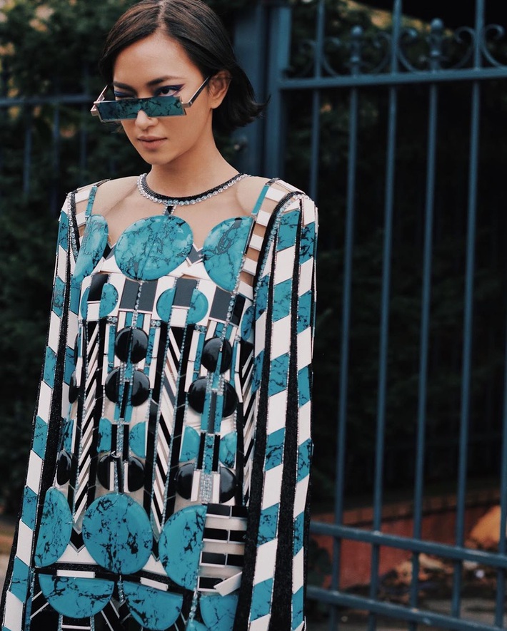 Dự show Balmain: Châu Bùi tiếp tục “biến hình” nhưng lần này gồng mình vác chiếc đầm tận 10kg - Ảnh 1. Dự show Balmain: Châu Bùi tiếp tục “biến hình” nhưng lần này gồng mình vác chiếc đầm tận 10kg - Ảnh 1.