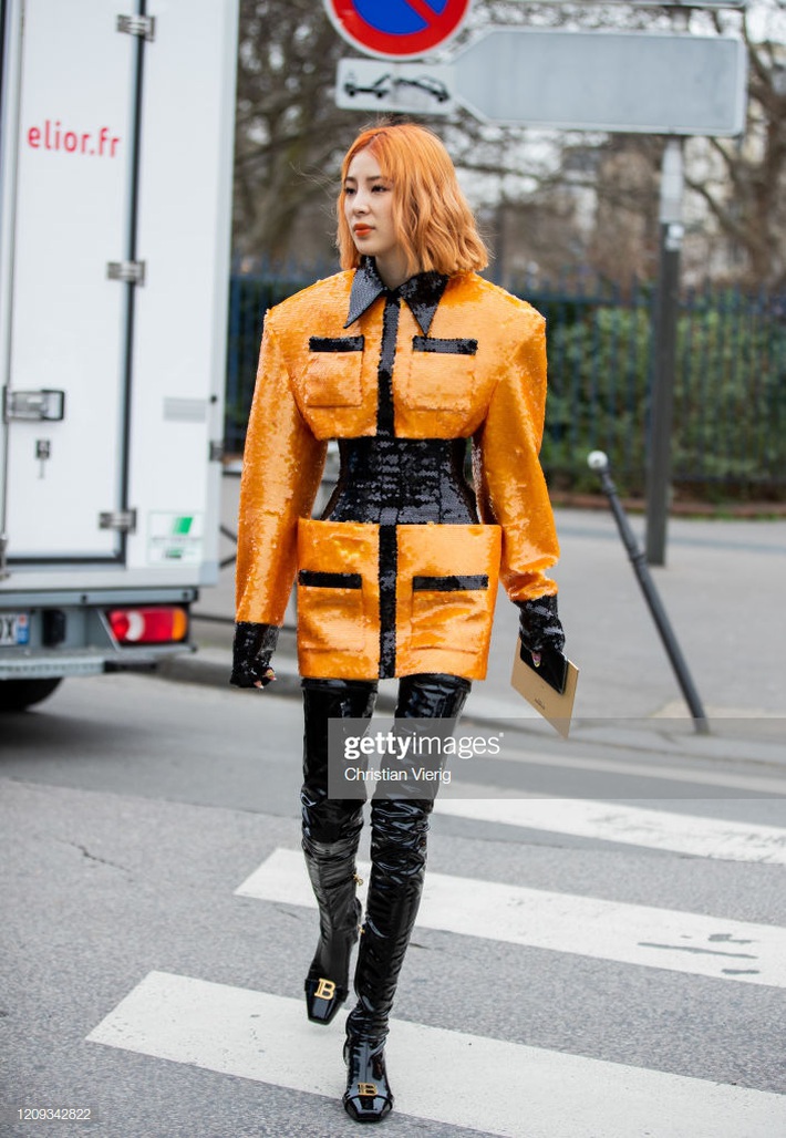 Dự show Balmain: Châu Bùi tiếp tục “biến hình” nhưng lần này gồng mình vác chiếc đầm tận 10kg - Ảnh 7. Dự show Balmain: Châu Bùi tiếp tục “biến hình” nhưng lần này gồng mình vác chiếc đầm tận 10kg - Ảnh 7.
