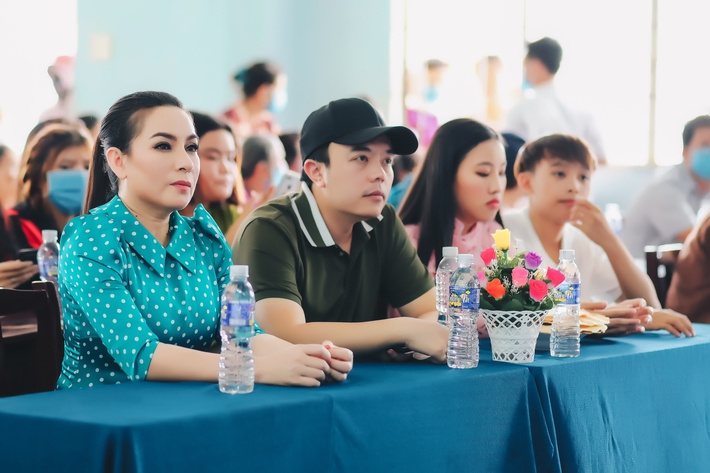 Phi Nhung ủng hộ 200 triệu đồng, cùng con trai nuôi Hồ Văn Cường làm việc cực ý nghĩa để cứu trợ cho bà con miền Tây b - Ảnh 3.