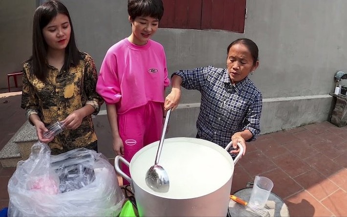 Bà Tân Vlog làm 100 lít nước rửa tay khô phát miễn phí cho mọi người, hành động đẹp khiến dân mạng khen nức nở - Ảnh 2.
