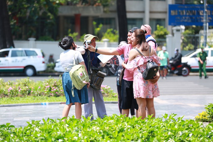 Ngày đầu tiên thực hiện nghiêm đeo khẩu trang nơi công cộng ở TP.HCM: Khách Tây vẫn vô tư chụp hình không 