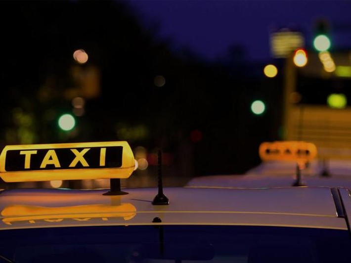 Ý: 40 chuyến taxi miễn phí mỗi ngày giúp người cao tuổi di chuyển trong mùa dịch tại Milano - Ảnh 1.