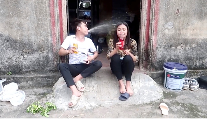 Mới tập tành làm Vlog, con gái xinh đẹp của bà Tân đã bị dân mạng bóc phốt 