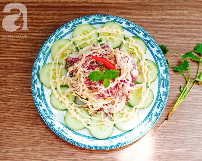 CƠM GIA ĐÌNH : Cá thu chiên muối tôm, canh cà chua đậu hủ non, khoai tây chiên và salad. - Ảnh 9.