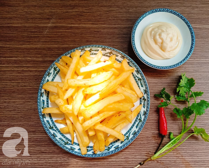 CƠM GIA ĐÌNH : Cá thu chiên muối tôm, canh cà chua đậu hủ non, khoai tây chiên và salad. - Ảnh 8.