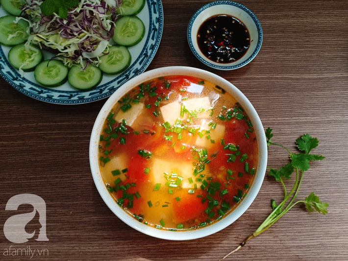 CƠM GIA ĐÌNH : Cá thu chiên muối tôm, canh cà chua đậu hủ non, khoai tây chiên và salad. - Ảnh 6.