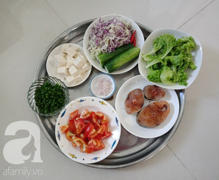 CƠM GIA ĐÌNH : Cá thu chiên muối tôm, canh cà chua đậu hủ non, khoai tây chiên và salad. - Ảnh 2.