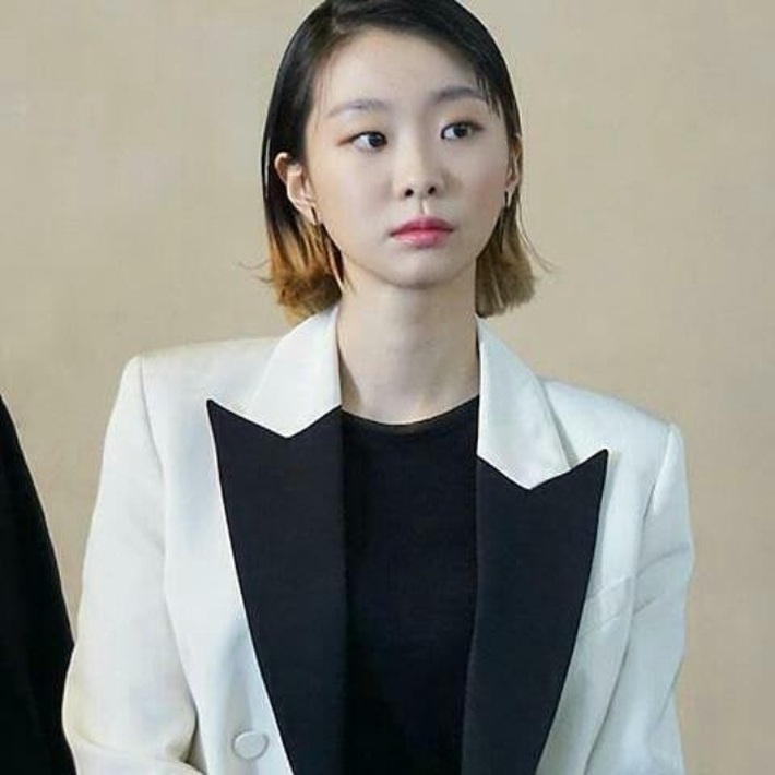 Style công sở “nửa nạc nửa mỡ” của Kim Da Mi: Đa phần sang chảnh bất ngờ nhưng vẫn lọt hố vài bộ khó cảm - Ảnh 4.