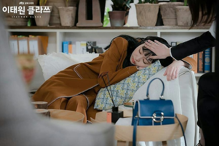 Style công sở “nửa nạc nửa mỡ” của Kim Da Mi: Đa phần sang chảnh bất ngờ nhưng vẫn lọt hố vài bộ khó cảm - Ảnh 8.