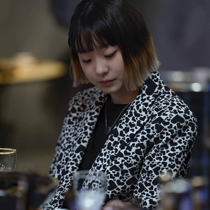 Style công sở “nửa nạc nửa mỡ” của Kim Da Mi: Đa phần sang chảnh bất ngờ nhưng vẫn lọt hố vài bộ khó cảm - Ảnh 2.