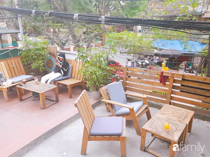 Quán cafe nổi tiếng Hà Nội bị tố vô văn hóa, dân mạng đồng loạt tặng 