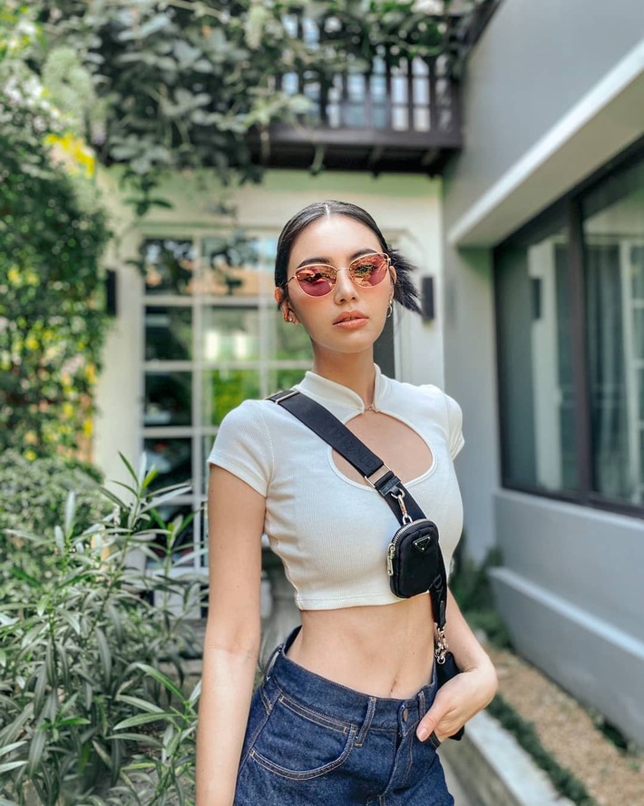 Chẳng hở nhiều mà lại tạo hiệu ứng nâng đẩy vòng 1 tức thì, bảo sao áo cut-out trên ngực được các mỹ nhân châu Á mê đến vậy - Ảnh 8. Chẳng hở nhiều mà lại tạo hiệu ứng nâng đẩy vòng 1 tức thì, bảo sao áo cut-out trên ngực được các mỹ nhân châu Á mê đến vậy - Ảnh 8.