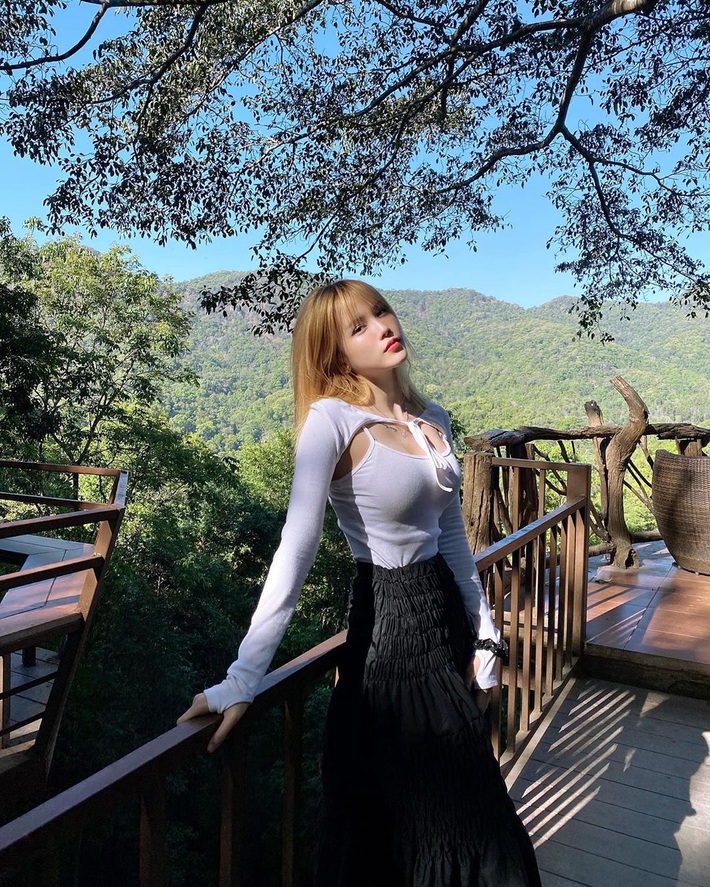Chẳng hở nhiều mà lại tạo hiệu ứng nâng đẩy vòng 1 tức thì, bảo sao áo cut-out trên ngực được các mỹ nhân châu Á mê đến vậy - Ảnh 6. Chẳng hở nhiều mà lại tạo hiệu ứng nâng đẩy vòng 1 tức thì, bảo sao áo cut-out trên ngực được các mỹ nhân châu Á mê đến vậy - Ảnh 6.